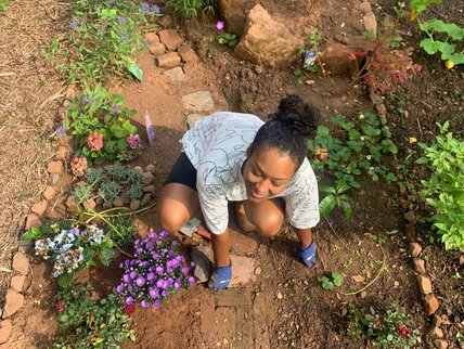 Elisha: Von einem kleinen Stück Land zu einem kleinem Paradies. Auch wenn ich kein Gemüse anbauen wollte konnte ich einiges lernen, denn Blumen sind nicht immer gleich Blumen und nicht jeder Setzling hat eine Chance. Die Entwicklung meines kleinen Paradieses war holprig und zu Anfang zweifelte ich an meinem kleinen Projekt. Doch jetzt bin ich wirklich glücklich mit dem Ergebnis und kann stolz sagen, dass ich das erste Mal einen Steinweg angelegt habe. ElishaGarten