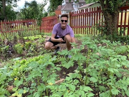 Fabian: Ich hab gelernt, dass man am besten nie ein Beet unter einem extrem fruchtbaren Kirschpflaumenbaum anlegen sollte. Und serious: Hab gelernt, das Gurken und Zucchini sehr viel Platz und Sonne brauchen. Außerdem dass Kartoffeln sehr unempfindlich und Tomaten sehr empfindlich sind. All in all sehr cooles Projekt. 10/10 would do it again! FabianGarten