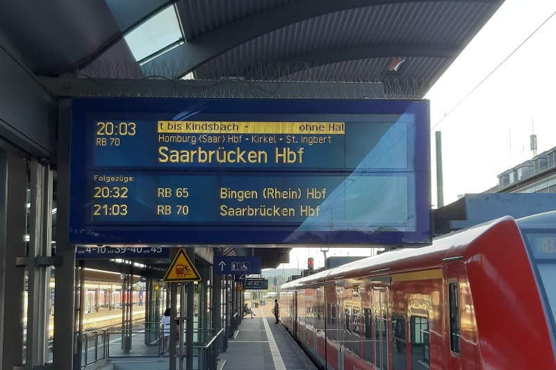 Zugzielanzeiger mit Zugziel Saarbrücken