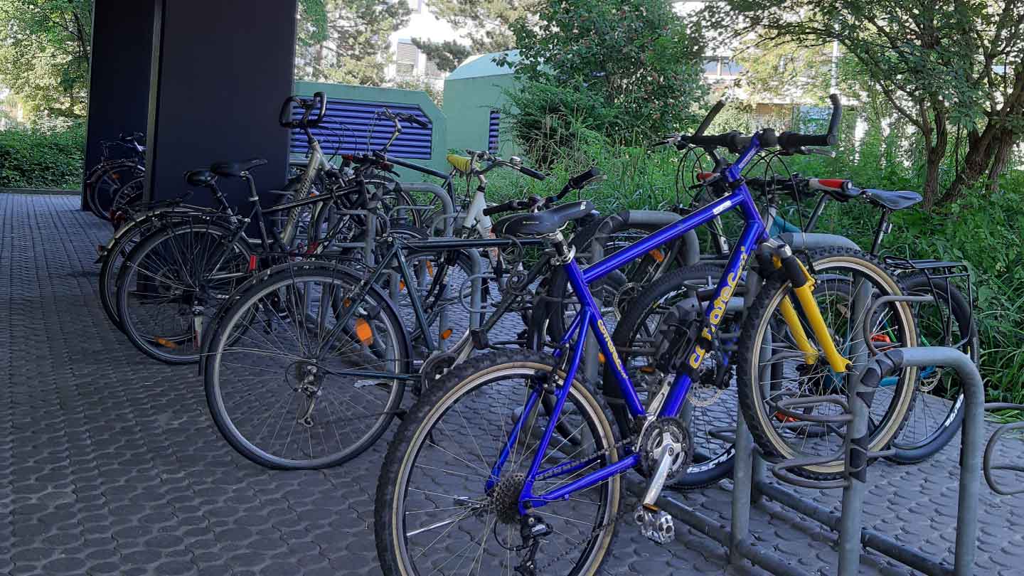 Fahrradständer mit Fahrrädern bei Gebäude 30